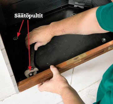 Takkasydän avotakkaan: Pultteja säädetään Takkasydän avotakkaan: Pultteja säädetään